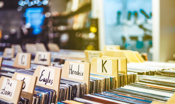 Schallplatten Nahaufnahme LPs im Platten-Laden sortiert nach Buchstaben und Band